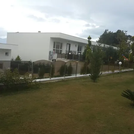 Ada Villas Beverly Hills *